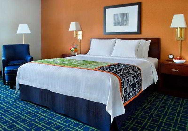 Fairfield Inn Manchester - Boston Regional Airport Екстер'єр фото